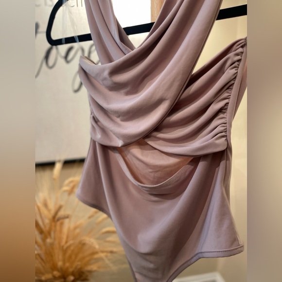 Women’s Chic Sleeveless Bodysuit with Criss-Cross Neckline - Picture 8 of 10